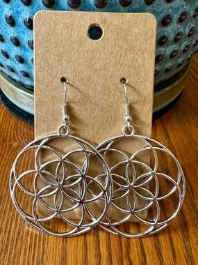 Silver Geometric Circle Drop Earrings 🧁